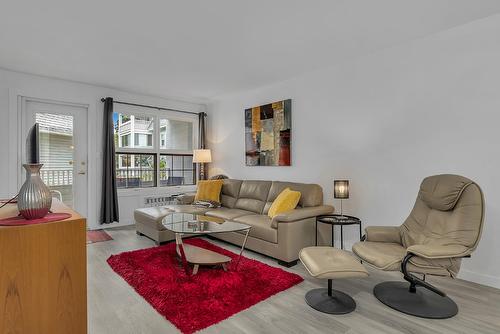 121-575 Sutherland Avenue, Kelowna, BC - Indoor Photo Showing Living Room