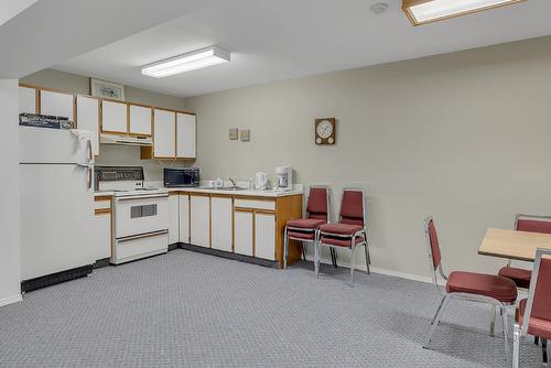 121-575 Sutherland Avenue, Kelowna, BC - Indoor Photo Showing Kitchen