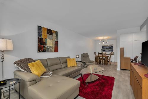 121-575 Sutherland Avenue, Kelowna, BC - Indoor Photo Showing Living Room