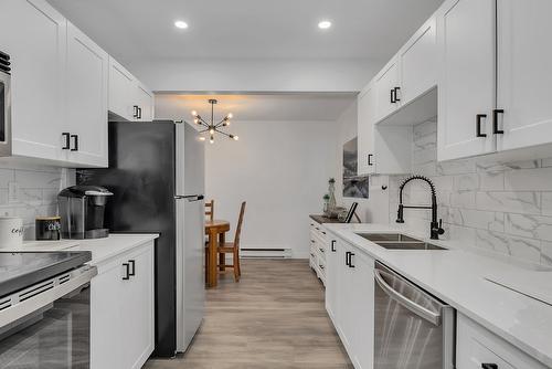 121-575 Sutherland Avenue, Kelowna, BC - Indoor Photo Showing Kitchen With Double Sink