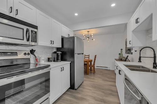 121-575 Sutherland Avenue, Kelowna, BC - Indoor Photo Showing Kitchen With Double Sink