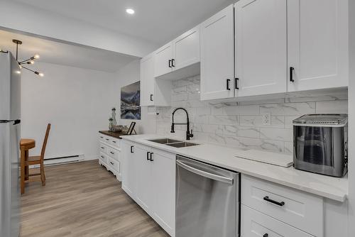 121-575 Sutherland Avenue, Kelowna, BC - Indoor Photo Showing Kitchen With Double Sink