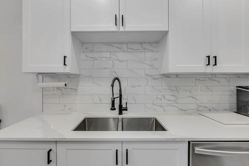 121-575 Sutherland Avenue, Kelowna, BC - Indoor Photo Showing Kitchen With Double Sink