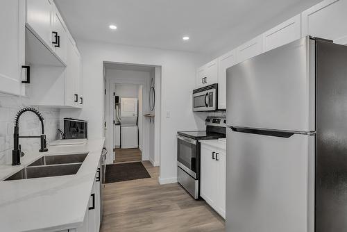 121-575 Sutherland Avenue, Kelowna, BC - Indoor Photo Showing Kitchen With Double Sink With Upgraded Kitchen