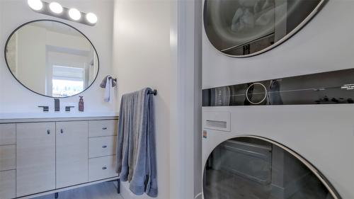 342-4205 Gellatly Road, West Kelowna, BC - Indoor Photo Showing Laundry Room