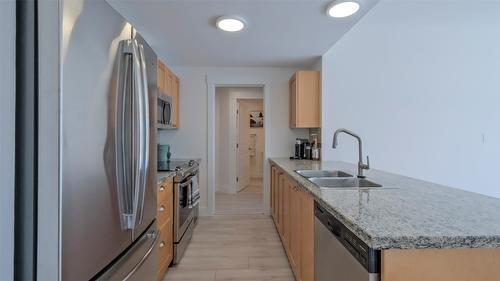 342-4205 Gellatly Road, West Kelowna, BC - Indoor Photo Showing Kitchen With Double Sink With Upgraded Kitchen