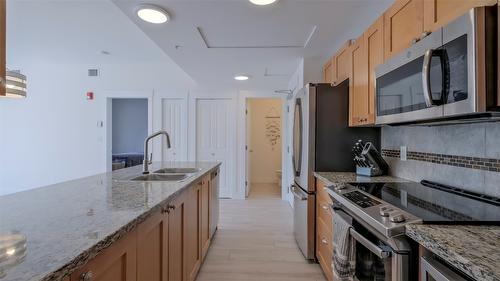 342-4205 Gellatly Road, West Kelowna, BC - Indoor Photo Showing Kitchen With Double Sink With Upgraded Kitchen