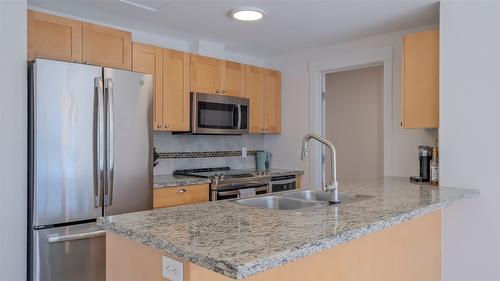 342-4205 Gellatly Road, West Kelowna, BC - Indoor Photo Showing Kitchen With Double Sink With Upgraded Kitchen