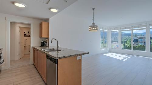 342-4205 Gellatly Road, West Kelowna, BC - Indoor Photo Showing Kitchen With Double Sink