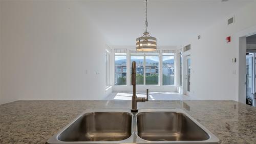 342-4205 Gellatly Road, West Kelowna, BC - Indoor Photo Showing Kitchen With Double Sink