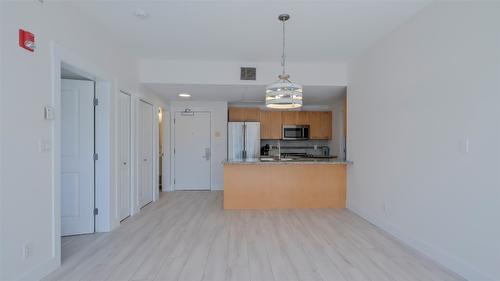 342-4205 Gellatly Road, West Kelowna, BC - Indoor Photo Showing Kitchen