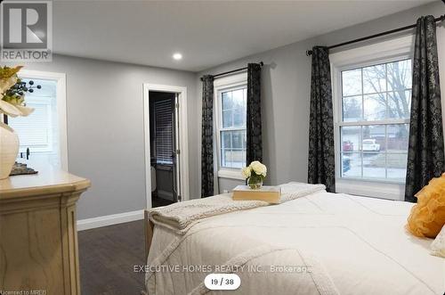 6369 Bracken Street N, Niagara Falls, ON - Indoor Photo Showing Bedroom