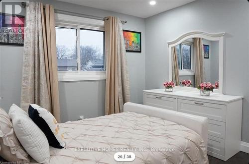 6369 Bracken Street N, Niagara Falls, ON - Indoor Photo Showing Bedroom