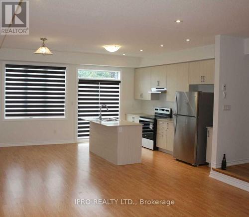 294 Okanagan Path, Oshawa, ON - Indoor Photo Showing Kitchen