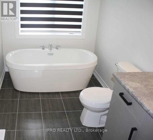 294 Okanagan Path, Oshawa, ON - Indoor Photo Showing Bathroom