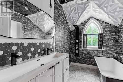 25 Dundas Street W, Erin, ON - Indoor Photo Showing Bathroom