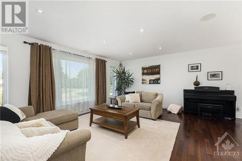 2384 Lenida Drive, Ottawa, ON - Indoor Photo Showing Living Room