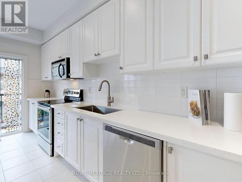 17 Devineridge Avenue, Ajax (Central East), ON - Indoor Photo Showing Kitchen With Upgraded Kitchen