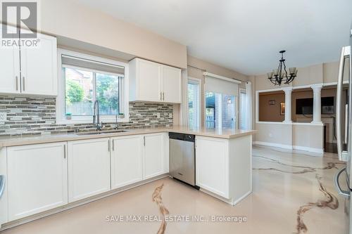 11 Imperial Crown Lane, Barrie (Innis-Shore), ON - Indoor Photo Showing Kitchen With Upgraded Kitchen