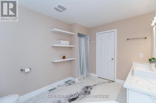 11 Imperial Crown Lane, Barrie (Innis-Shore), ON - Indoor Photo Showing Bathroom