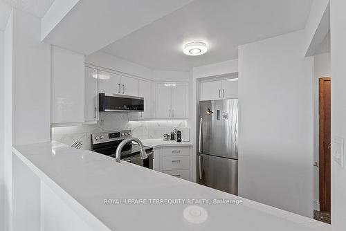 1209-2285 Lake Shore Blvd W, Toronto, ON - Indoor Photo Showing Kitchen