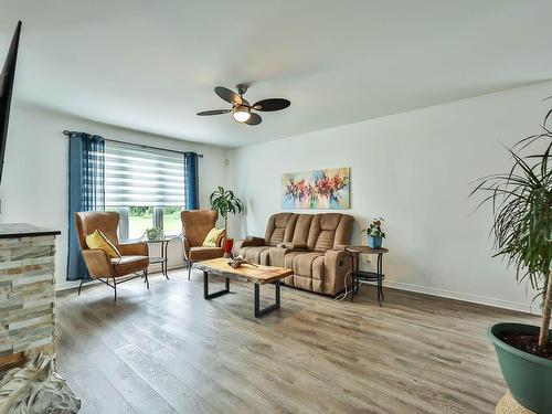 Living room - 15 Rue Payette, Gatineau (Buckingham), QC - Indoor Photo Showing Living Room