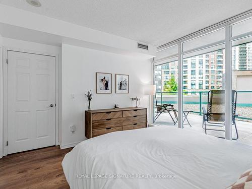 210-5500 Yonge St, Toronto, ON - Indoor Photo Showing Bedroom