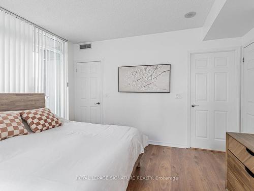 210-5500 Yonge St, Toronto, ON - Indoor Photo Showing Bedroom