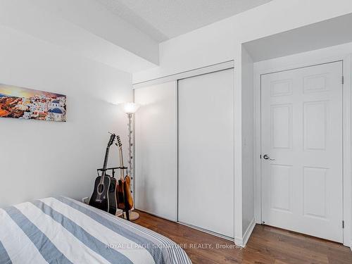 210-5500 Yonge St, Toronto, ON - Indoor Photo Showing Bedroom