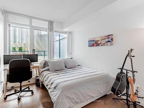 210-5500 Yonge St, Toronto, ON - Indoor Photo Showing Bedroom