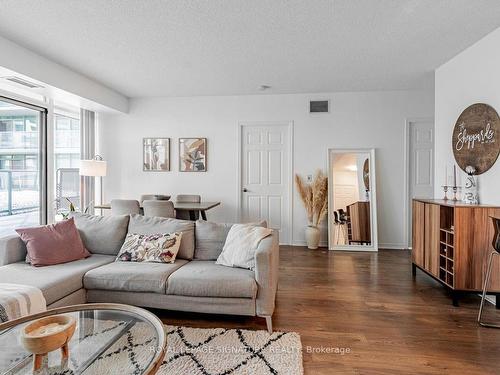 210-5500 Yonge St, Toronto, ON - Indoor Photo Showing Living Room