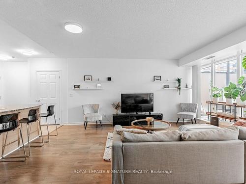 210-5500 Yonge St, Toronto, ON - Indoor Photo Showing Living Room