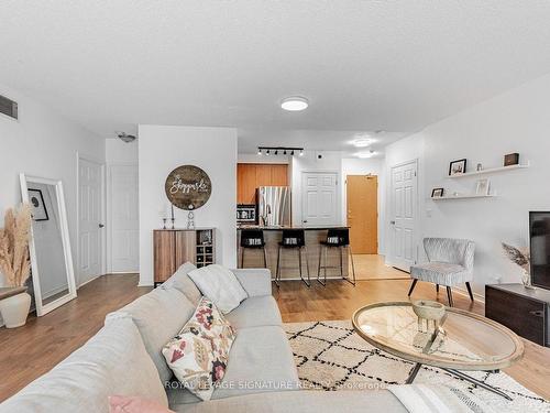 210-5500 Yonge St, Toronto, ON - Indoor Photo Showing Living Room