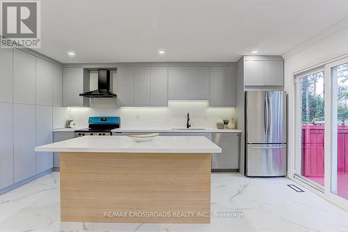 125 Green Bush Crescent, Vaughan, ON - Indoor Photo Showing Kitchen