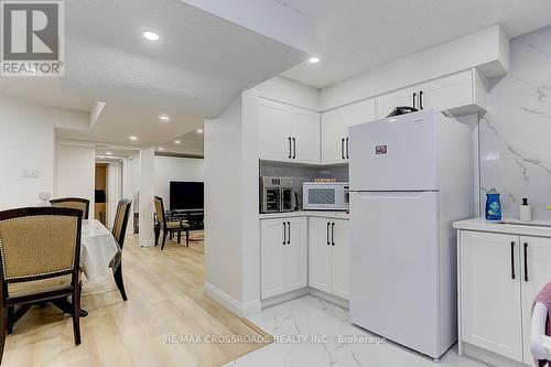 125 Green Bush Crescent, Vaughan, ON - Indoor Photo Showing Kitchen