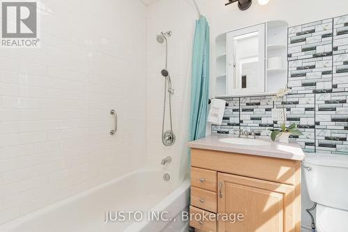 4566 Sixth Avenue, Niagara Falls, ON - Indoor Photo Showing Bathroom