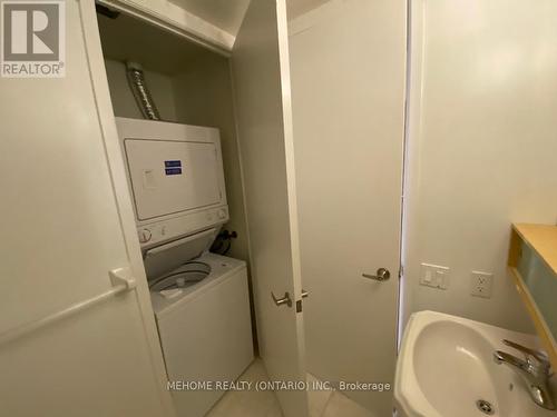 413 - 85 Bloor Street, Toronto (Church-Yonge Corridor), ON - Indoor Photo Showing Laundry Room