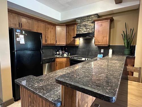 2203 - 7495 Columbia Avenue, Radium Hot Springs, BC - Indoor Photo Showing Kitchen