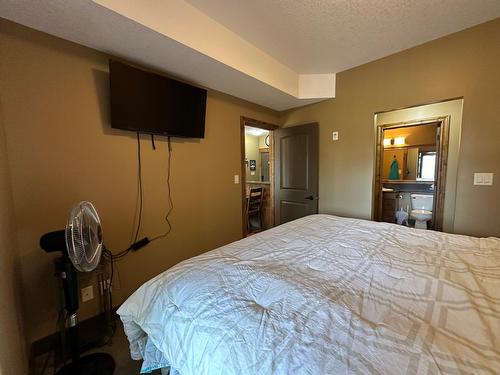 2203 - 7495 Columbia Avenue, Radium Hot Springs, BC - Indoor Photo Showing Bedroom