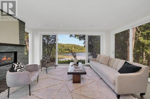 6 & 8 Macleod Estate Court, Richmond Hill (Jefferson), ON - Indoor Photo Showing Living Room With Fireplace