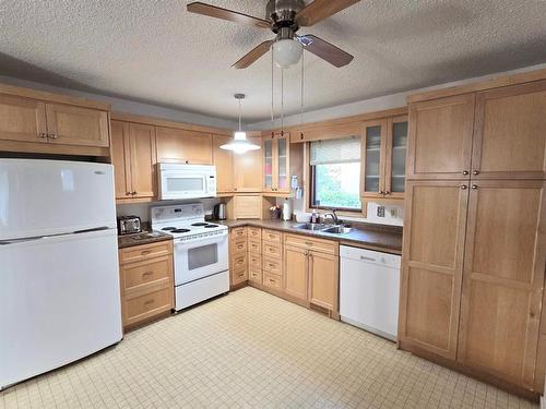 76 High Point Drive, Winnipeg, MB - Indoor Photo Showing Kitchen With Double Sink