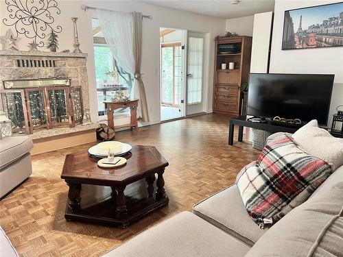 76 High Point Drive, Winnipeg, MB - Indoor Photo Showing Living Room