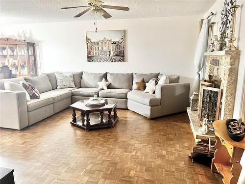 76 High Point Drive, Winnipeg, MB - Indoor Photo Showing Living Room