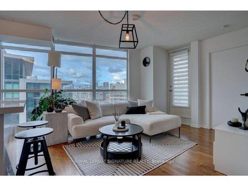 1611-215 Fort York Blvd, Toronto, ON - Indoor Photo Showing Living Room