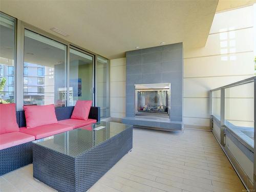 605-707 Courtney St, Victoria, BC -  Photo Showing Living Room With Fireplace