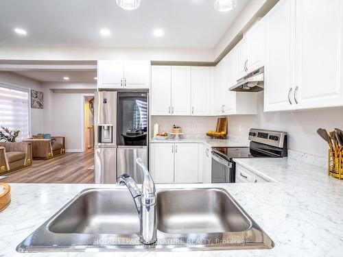 22 Westlake Cres, Bradford West Gwillimbury, ON - Indoor Photo Showing Kitchen With Double Sink