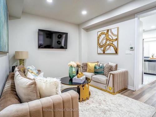 22 Westlake Cres, Bradford West Gwillimbury, ON - Indoor Photo Showing Living Room