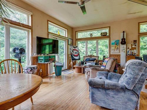 Salon - 18 520E Avenue, Saint-Hippolyte, QC - Indoor Photo Showing Living Room