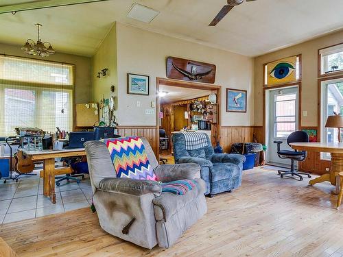 Salon - 18 520E Avenue, Saint-Hippolyte, QC - Indoor Photo Showing Living Room