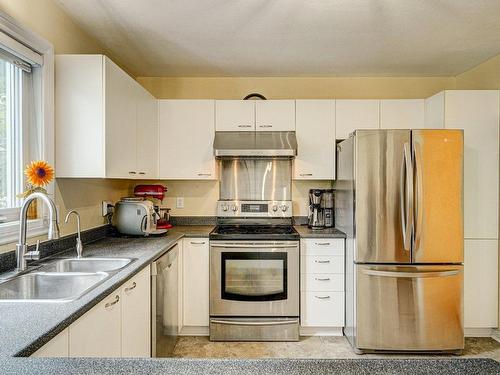 Kitchen - 33 Rue Des Rosiers, L'Île-Perrot, QC - Indoor Photo Showing Kitchen With Double Sink